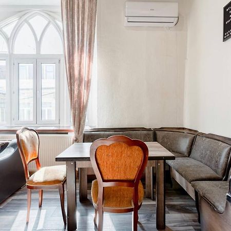 Central Location King Size Bed تبليسي المظهر الخارجي الصورة