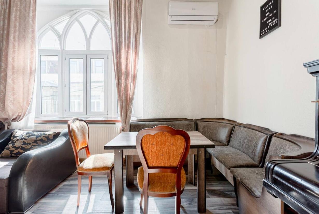 Central Location King Size Bed تبليسي المظهر الخارجي الصورة